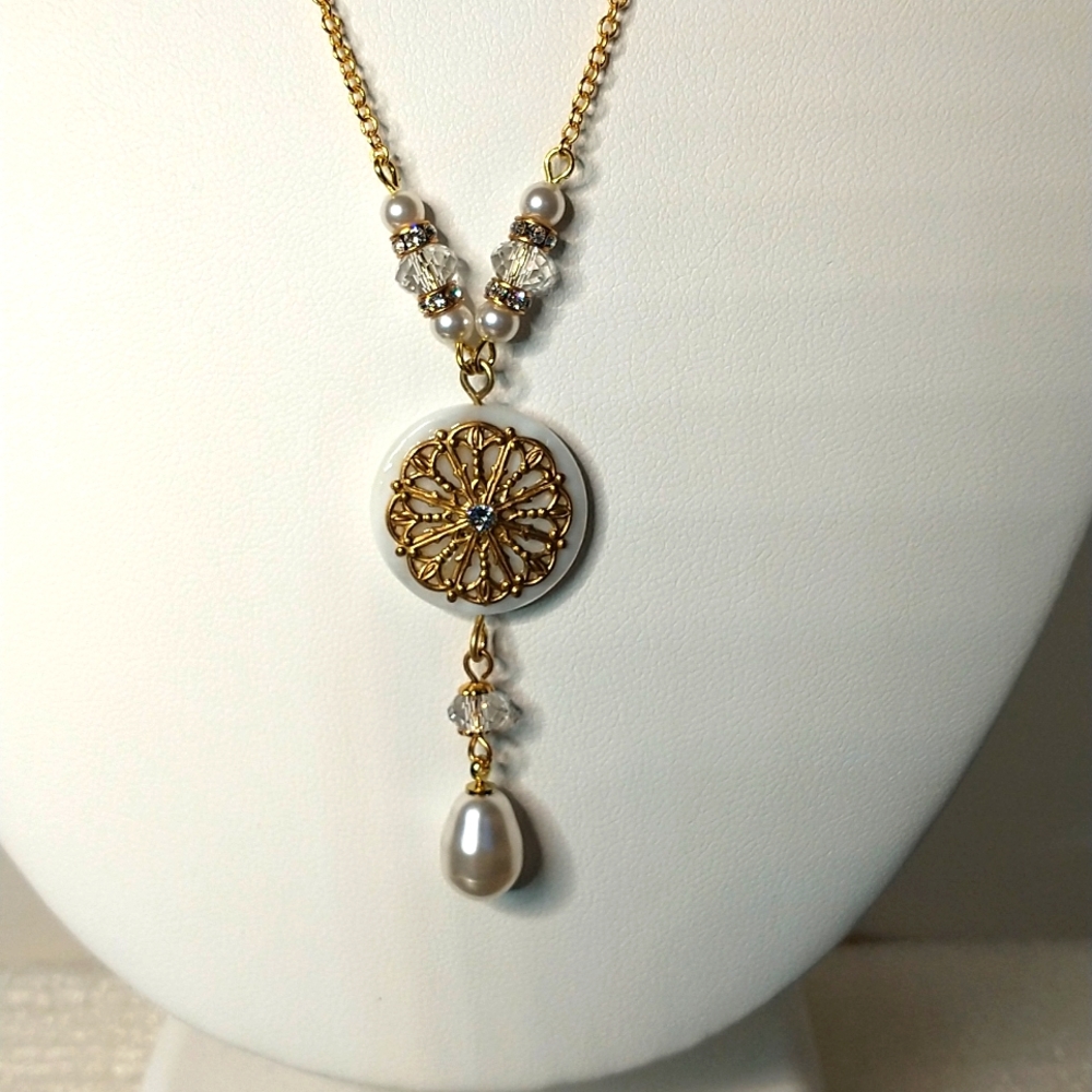 Women's Swarovski and mother of pearl necklace
